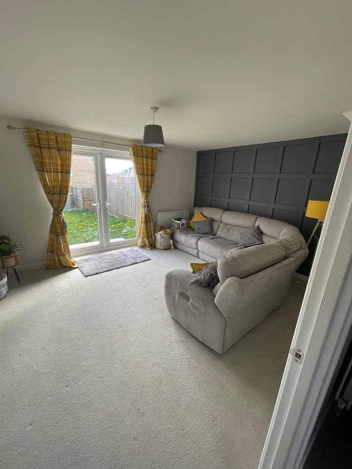 Lovely 2 Bedroom House - Colton - Leeds
