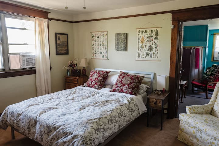 The Botanist Bedroom on 2nd floor. Queen bed and walk-in cedar closet; window ac unit, ceiling fan, air filter and heater. Named for David Douglas, the C19th Scottish botanist. (Your host was the voice of Douglas in the film, 'Finding David Douglas."