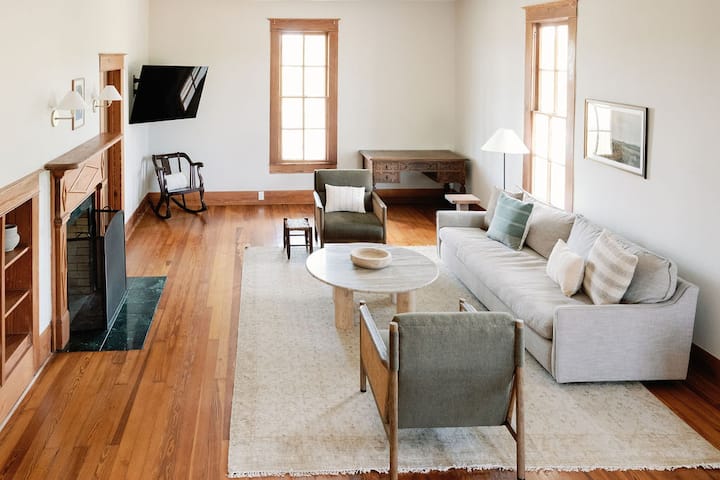 Parson's Meadow; Historic Farmhouse, 8guests - Elgin, TX
