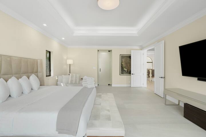 WATERFRONT MANSION gallery image 4