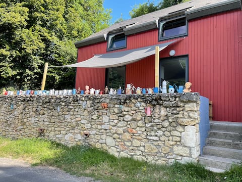 Red house with coffee makers, 3 bedrooms