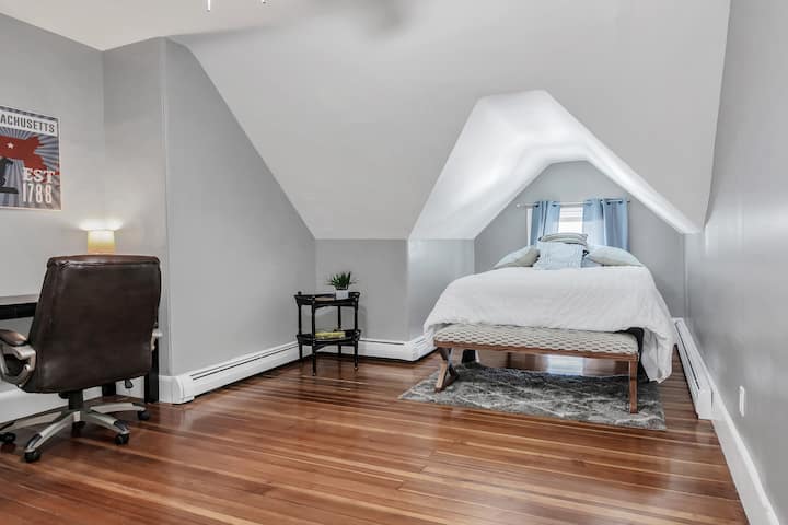 غرفة نوم رئيسية بسرير جديد بحجم كوين وفراش جديد تمامًا!  اجلس على المقعد في نهاية السرير لارتداء حذائك ، إلخ.