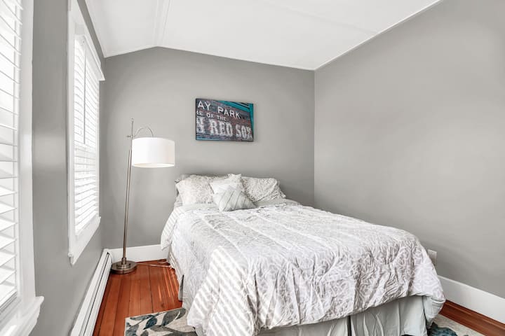 غرفة نوم الضيوف مكتملة بسرير جديد كامل الحجم وفراش جديد تمامًا!