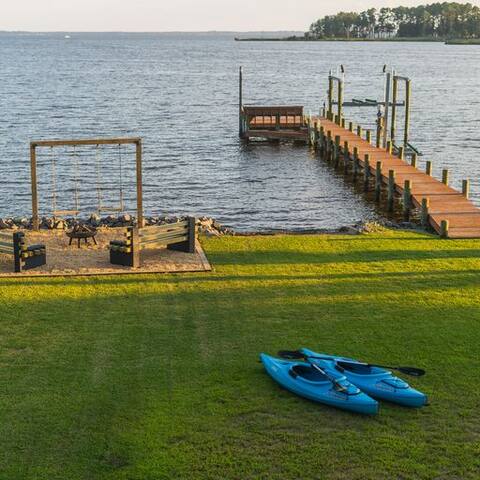 Waterfront home w/ dock, boat lift, sleeps 12