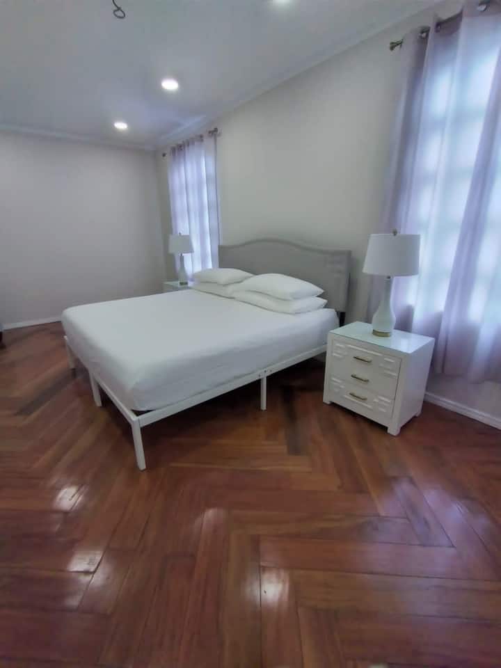Dormitorio principal con baño adjunto