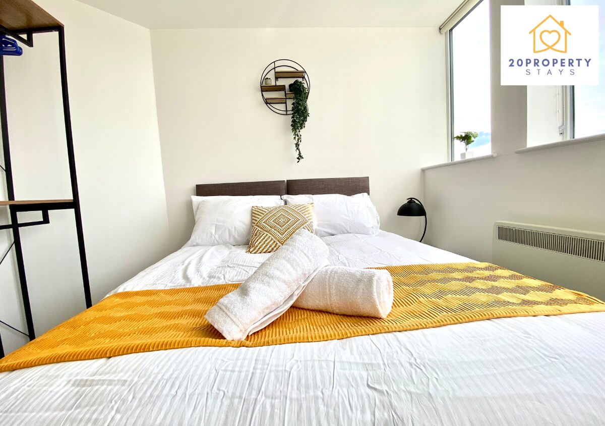 Dhomë gjumi e ndritshme në 20Property Stays Basingstoke