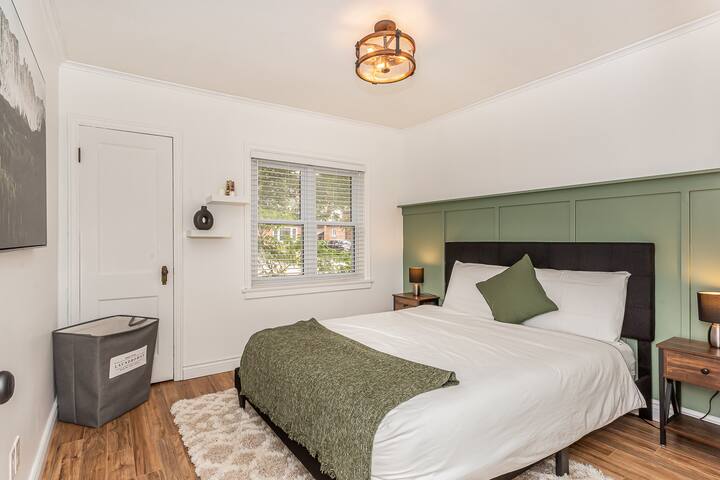 Chumba cha kulala kwenye ghorofa ya chini karibu na chumba cha unga