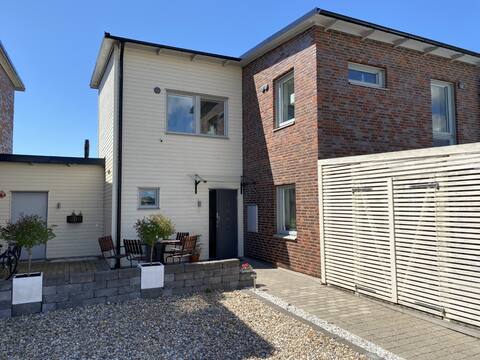 Cheerful chain house with patio & close to beach