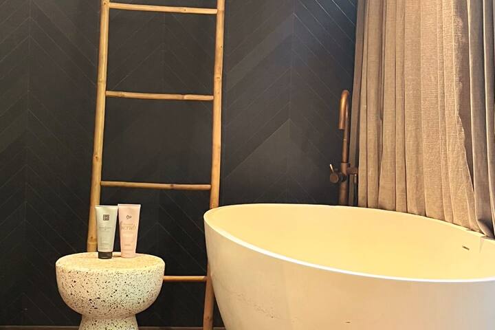 Unique 5* Luxurious House * October Special * gallery image 3