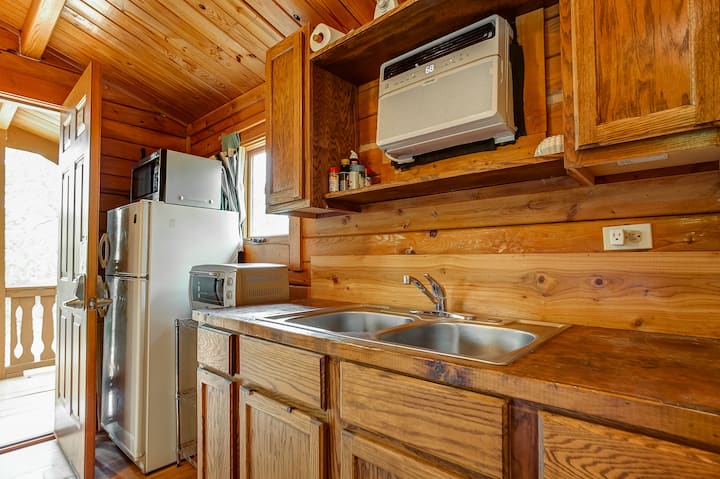 Cozy Log Cabin Minutes From Downtown Johnson City - Johnson City, TX