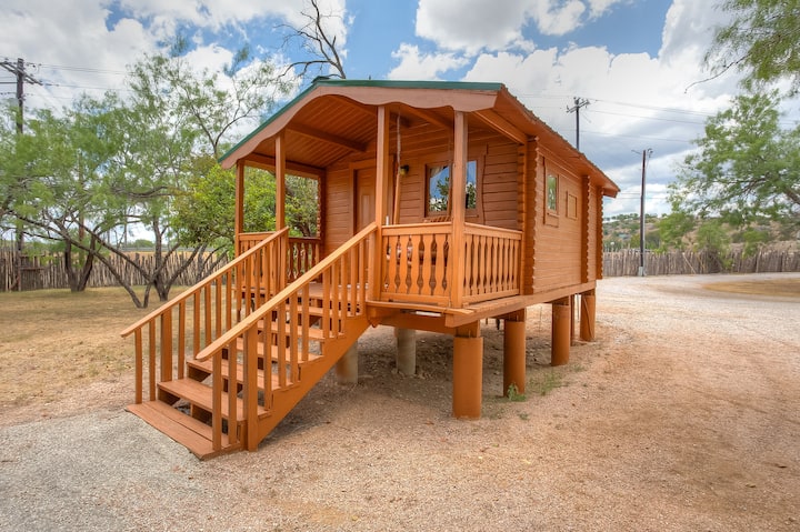 Cozy Log Cabin Minutes From Downtown Johnson City - Johnson City, TX