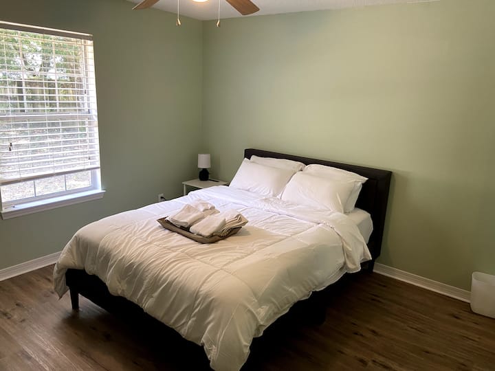 ✨ Bedrooms 1 & 2 | 10 Minutes To The Beach ✨ - Navarre Beach, FL