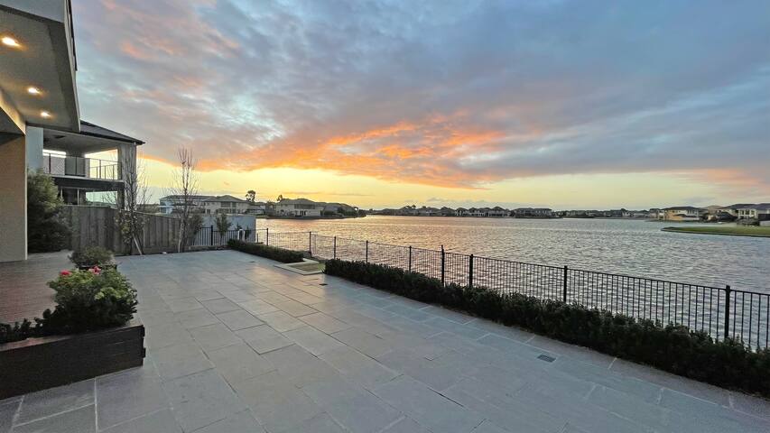 Luxury Waterfront Villa BBQ Cafe WiFi Great Views gallery image 2