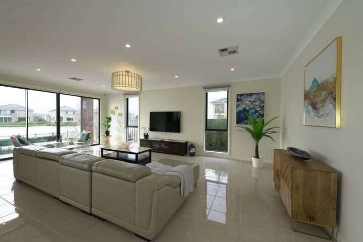 Luxury Waterfront Villa BBQ Cafe WiFi Great Views gallery image 5