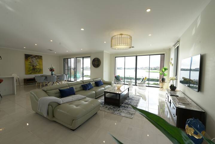 Luxury Waterfront Villa BBQ Cafe WiFi Great Views gallery image 4