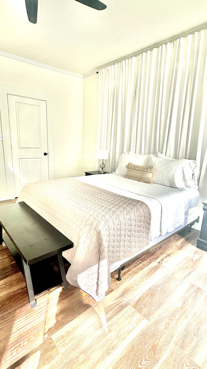 Back bedroom (Queen)- downstairs