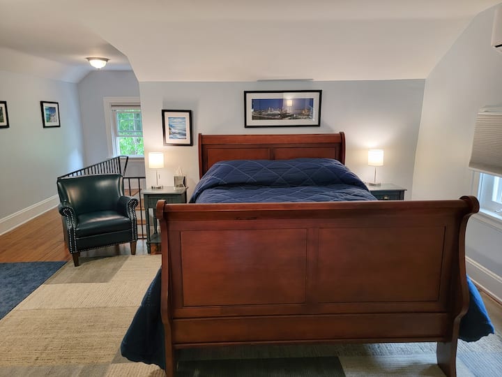 تقع غرفة النوم الرئيسية بشكل خاص في الطابق الثاني من البيت. تحتوي غرفة النوم الرئيسية على سرير بحجم كوين مع غطاء مرتبة أعلى الوسادة. كرسي قراءة بجانب السرير. 
أضواء على جانبي السرير مع شواحن. تلفزيون في كل غرفة نوم في بيتنا.