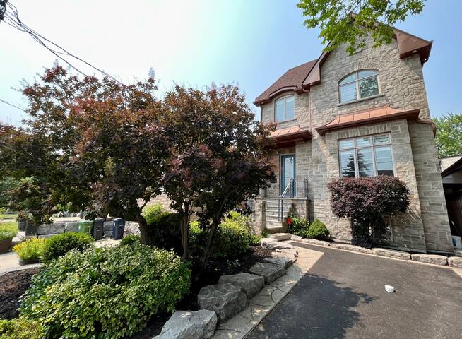 Stunning home w/ hot tub, workspaces, and parking! gallery image 4