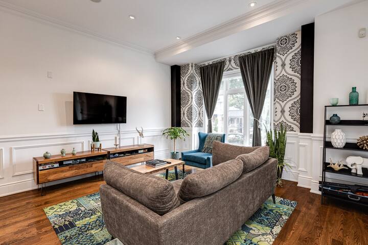 Stunning home w/ hot tub, workspaces, and parking! gallery image 5