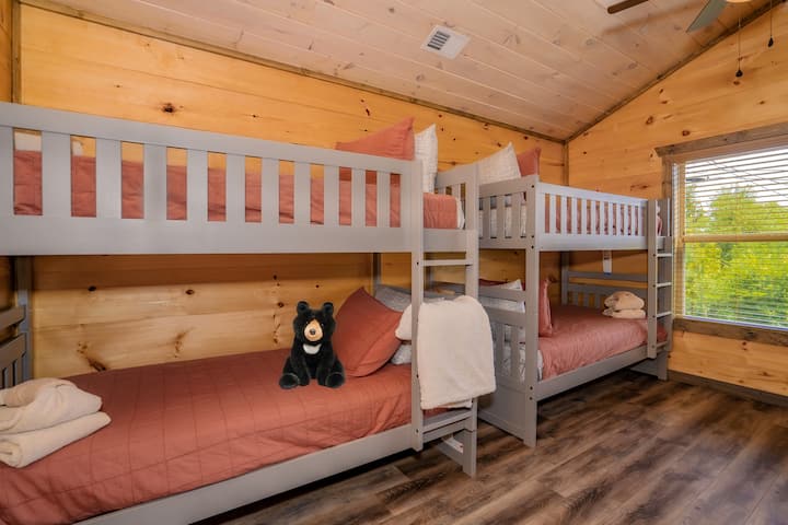 Upstairs bedroom with 2 bunk beds