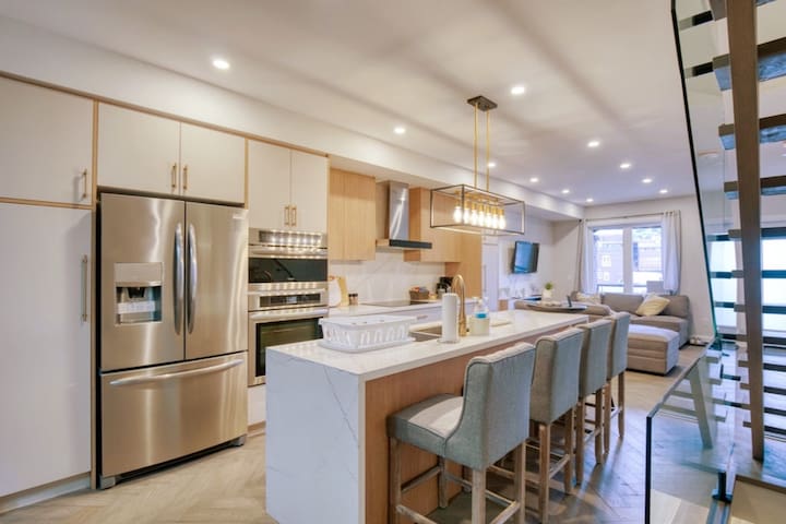 Awesome DT Modern House/3BR/1Parking/16 Guests