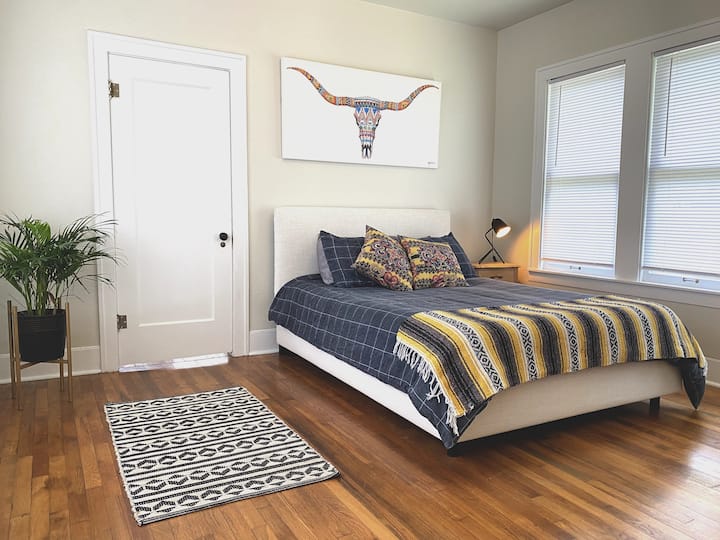 سرير كوين جديد تمامًا مع ملاءات على طراز الفندق