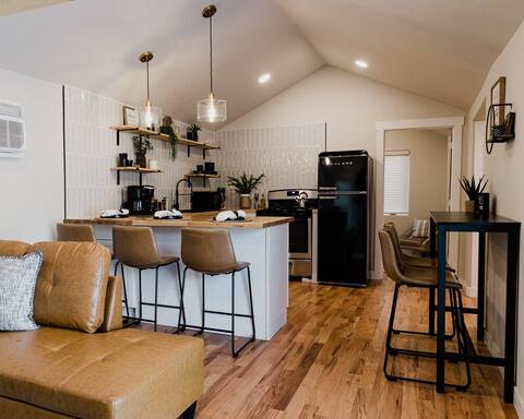 Modern 2-Bedroom Getaway