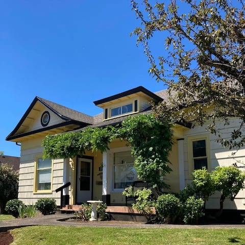 Aunt Isabel's Cottage Vintage 1906 in Raymond WA