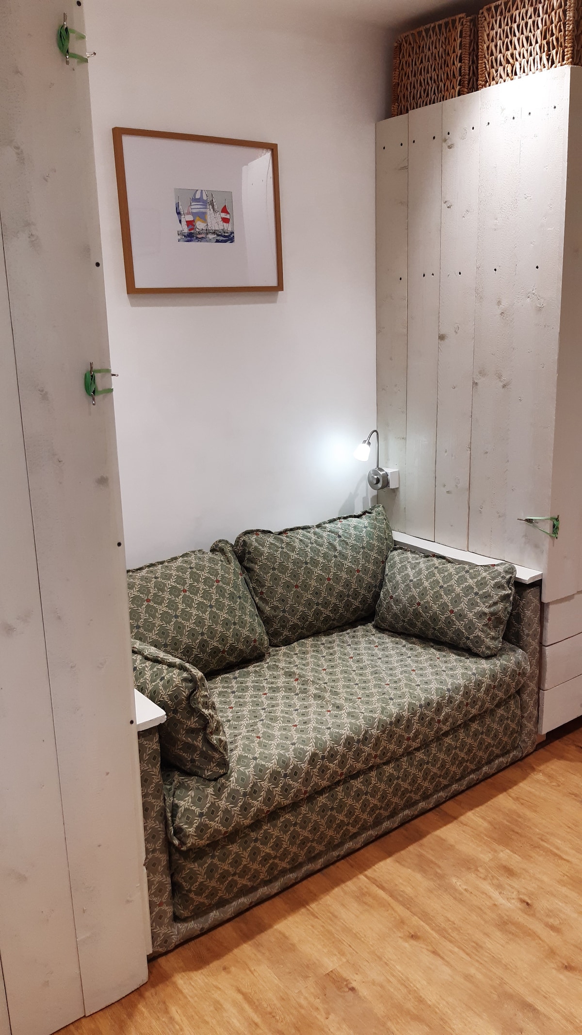 Kitanda cha sofa (sehemu mbili ndogo) na nook ya kusoma kwenye sebule.