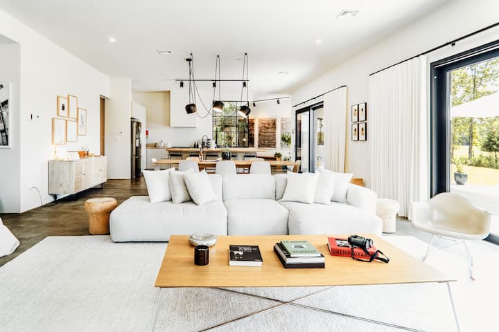 Modern Luxury Villa W/ Heated Pool & Fire Pit - Gardiner, NY