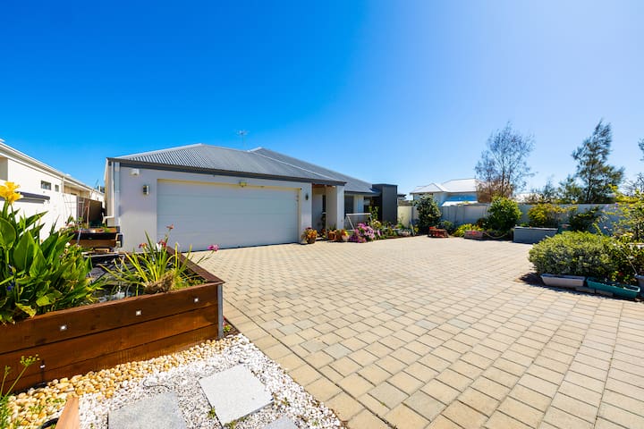 Spacious family waterfront peaceful dream home gallery image 3