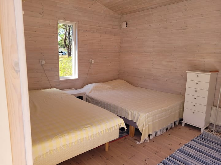 Një kasolle relativisht e re prej 15 m² me tre krevate, dy prej të cilëve janë modele më të mëdha (120 cm dhe 140 cm të gjerë).
