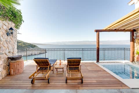 Villa Zola with a view of the sea and a jacuzzi