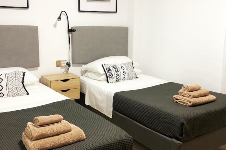 Dhomë dyshe
Dy krevate tek