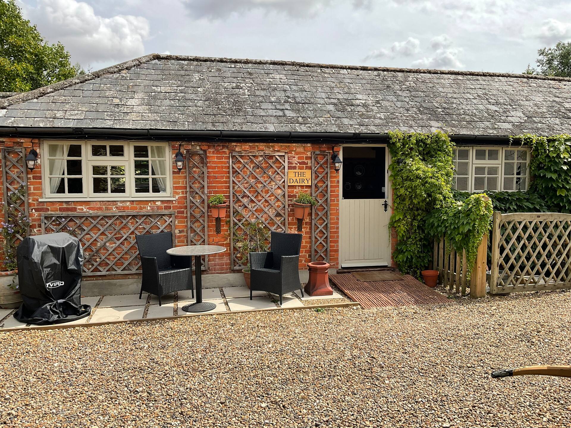 Beautiful retreat in converted dairy pets welcome