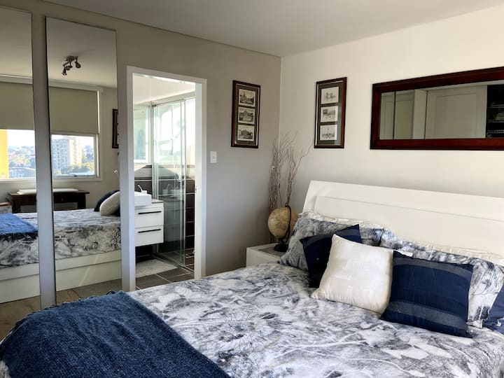 Брачен кревет (широк 150-179 см) со сопствена спална соба со поглед на пристаниште 