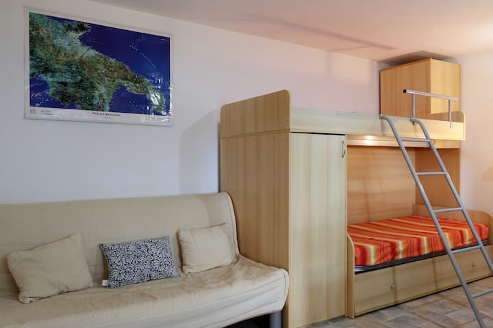 Ორსართულიანი საწოლი და გასაშლელი დივანი