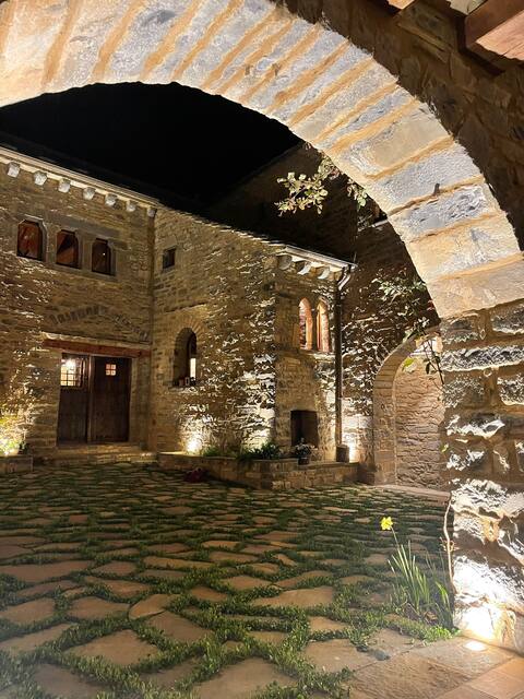Spectacular house of Infanzones. Breakfast included