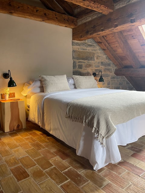 Casa Cavalero, Casa Infanzones. Breakfast included