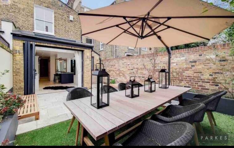 Stunning townhouse by the river gallery image 5