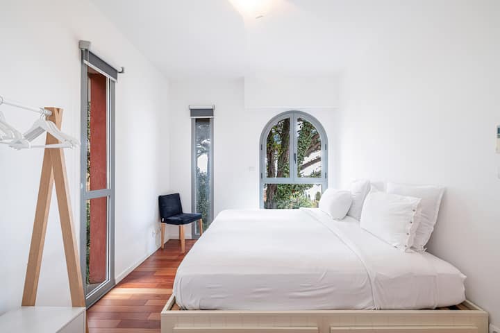 غرفة نوم 2
سريران مفردان 90 × 190 مع حمام داخلي، وإمكانية ترتيب سرير بحجم كوين 180 × 200.