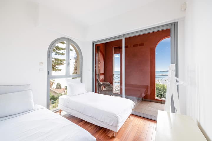 غرفة نوم 3
سريران مفردان 90 × 190 مع إمكانية الوصول إلى التراس، وإمكانية ترتيب سرير كبير 180 × 200.