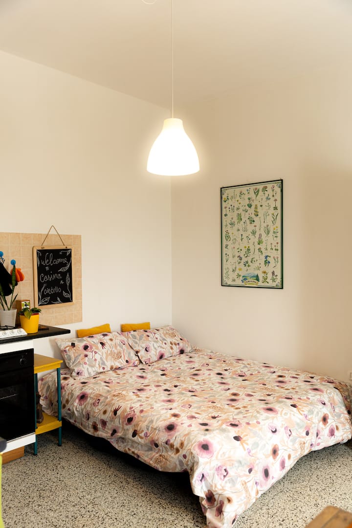 divano letto (aperto) nella cucina sala da pranzo, con materasso comodo 