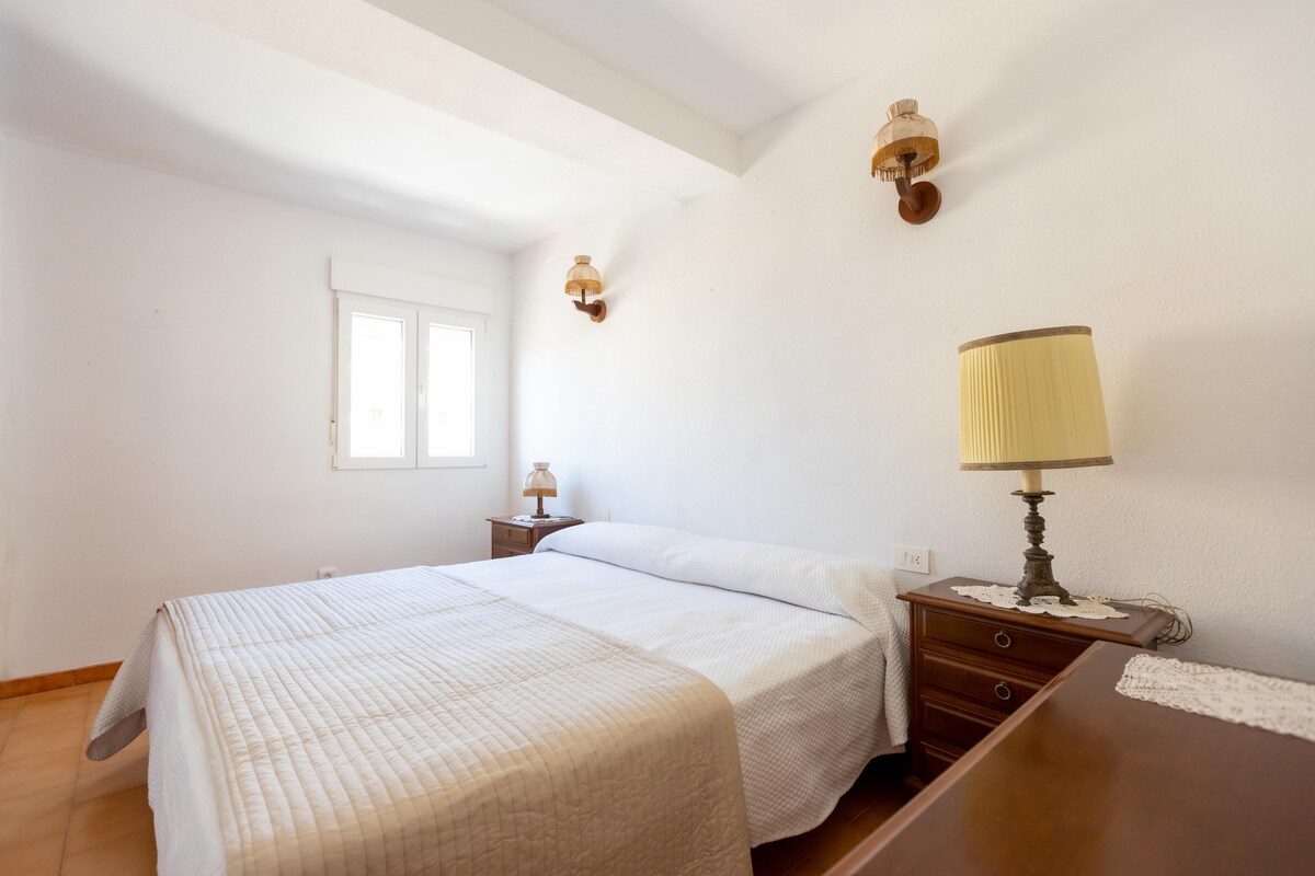 غرفة نوم رئيسية مدفأة تطل على فندق بابا لونا، مع خزانة ملابس مدمجة وسرير 1.80