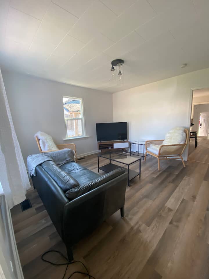 Dt City Retreat | Pet Friendly | Sip, Lake, Repeat - Penticton