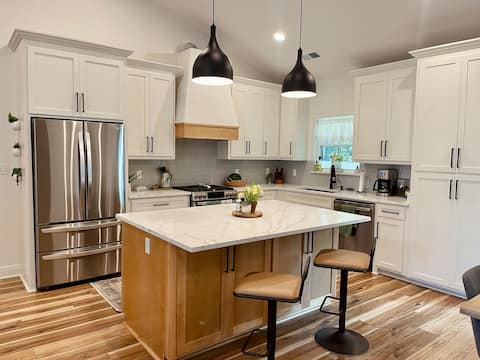 New, "Old Mandeville" cottage 30 miles to NOLA