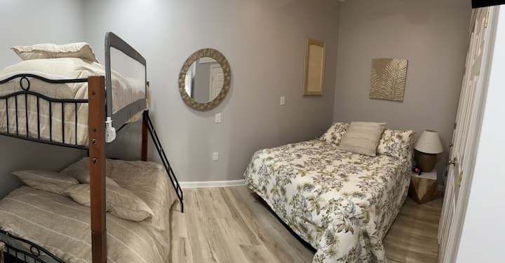 Пълно легло, разтегателен диван, двуетажно легло