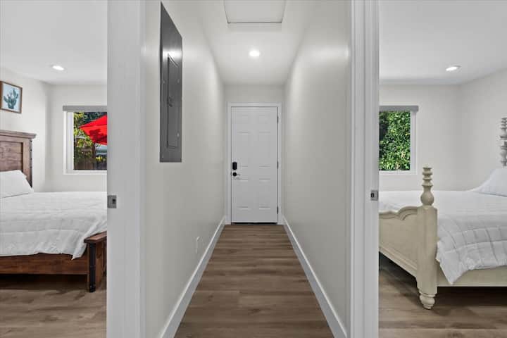Chodba spálne s dverami otvárajúcimi sa na terasu na dvore.