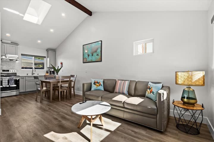 Obývacia izba, jedálenský kút a plne vybavená kuchyňa s vysokým stropom a výklenkovými svetlami po celú dobu. Všetky okná sú nainštalované s tienidlom. Úplne nový nábytok a spotrebiče. 