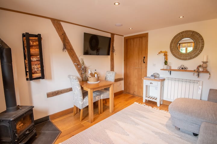 Deluxe Hot Tub & Log Burner - Apple Tree Cottage - Hereford